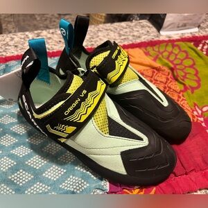 Brand new scarpa size 7 women’s climbing shoes. Were the wrong size for me :/
